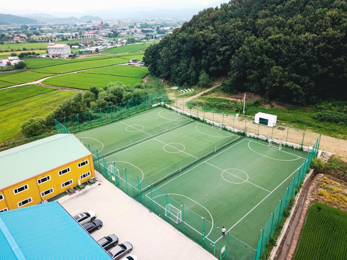 논밭과 산으로 둘러싸인 스포츠박스 야외 구장 전경