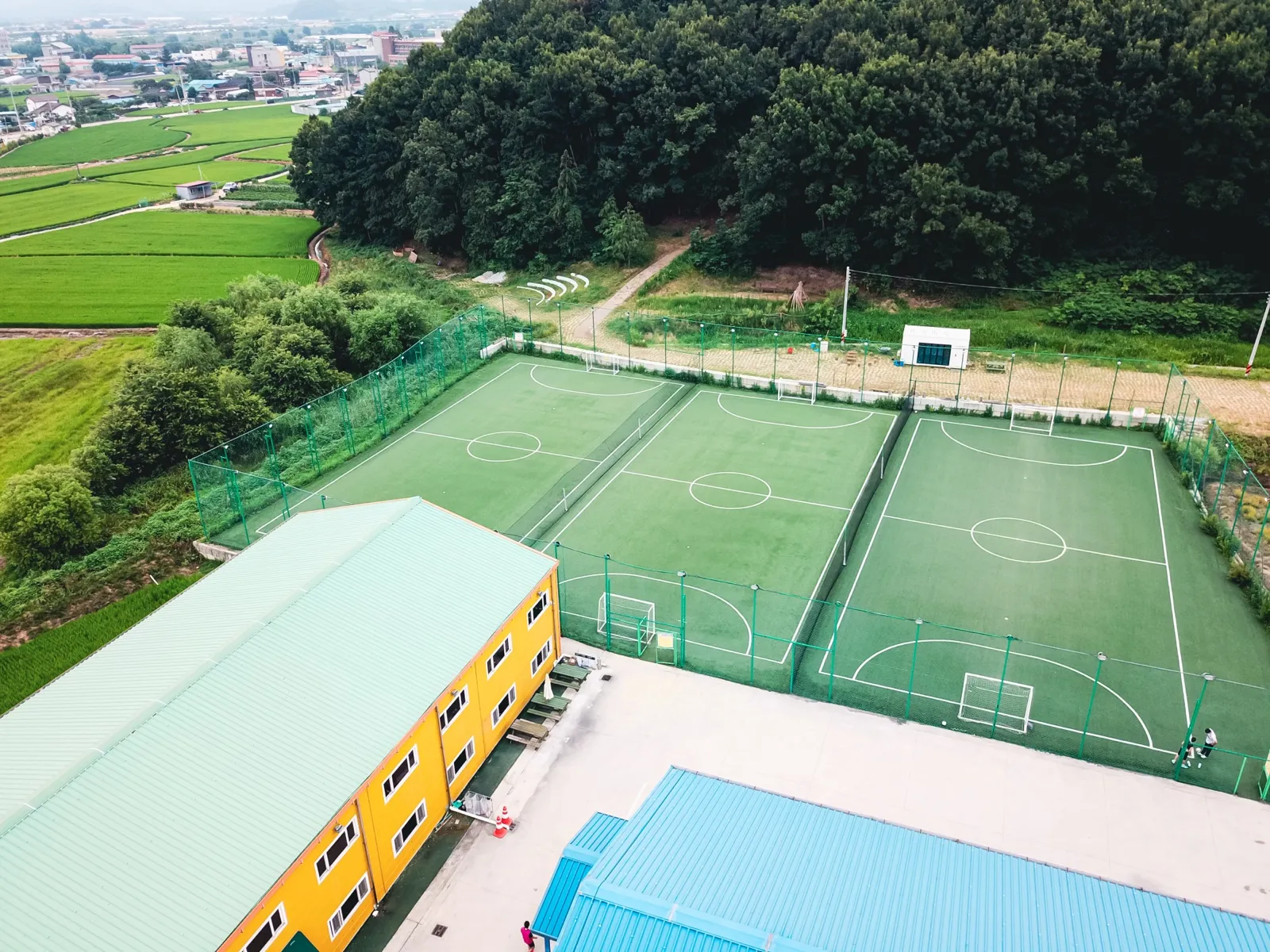 스포츠박스 항공 전경 — 야외 풋살구장 3면과 주차장